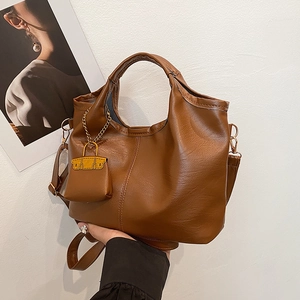 Sac seau vintage en cuir marron avec poignée et breloque mini sac assortie