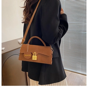 Dettaglio borsa a spalla vintage in pelle scamosciata marrone con chiusura oro