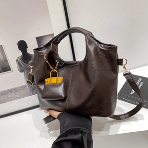 Sac seau rétro marron foncé en cuir avec pendentif mini sac jaune tendance décoratif