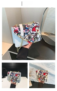 Dettaglio della borsa bianca con catena e vivaci stampe graffiti in stile pop art