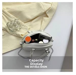 Vue de dessus du sac blanc montrant la capacité pour téléphone et maquillage