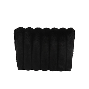 Pochette minimaliste en peluche noire avec rayures texturées et esthétique douce unique