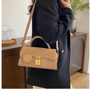 Borsa a mano testurizzata marrone chiaro con fibbia dorata e tracolla in stile minimalista