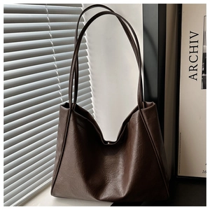 Détail du sac cabas en similicuir vintage marron foncé avec fines bretelles souples