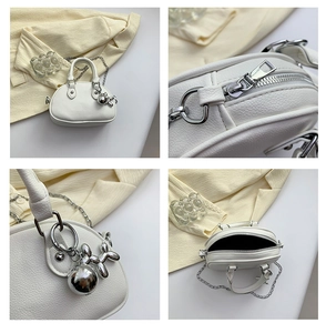 Détails du sac à main en cuir blanc avec chaîne argentée et breloque chien ballon