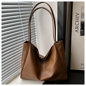 Détail du sac cabas en cuir PU marron caramel avec texture souple et grande capacité
