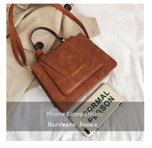 Petit sac carré en cuir vintage marron avec téléphone pour comparaison de taille