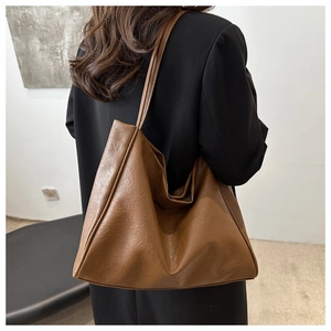Détail du grand sac cabas en cuir PU marron avec texture souple pour le bureau et travail