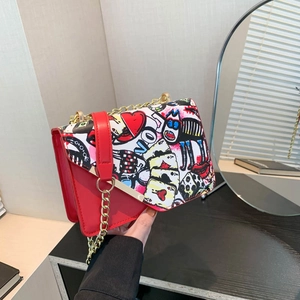 Borsa a tracolla rossa chic con stampa graffiti e catena dorata per donna