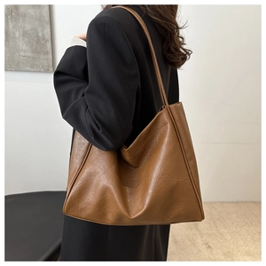Détail du sac cabas marron en similicuir montrant la texture et les finitions de couture