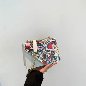 Borsa a tracolla con stampa graffiti e catena dorata per un look street style