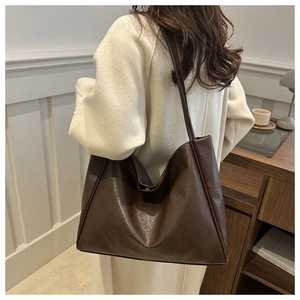 Grand sac cabas en cuir marron montrant la taille réelle et le porté à l'épaule chic