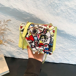 Borsa a tracolla quadrata con stampa graffiti, bordo giallo neon e catena dorata