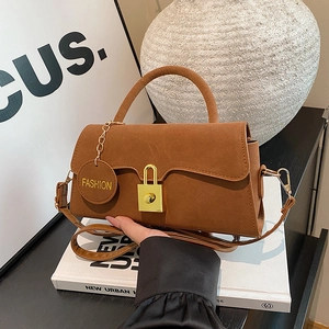 Borsa a mano marrone satinata con chiusura a U dorata e pendente circolare fashion