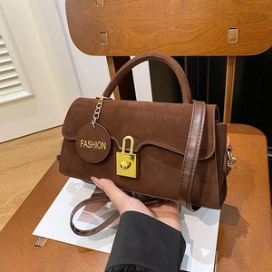 Borsa a mano retrò in pelle scamosciata marrone scuro con lucchetto dorato su legno