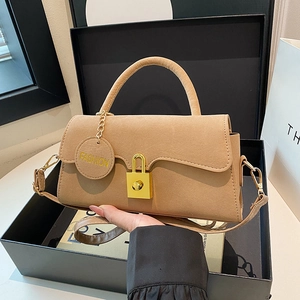 Borsa in pelle scamosciata kaki con fibbia dorata e ciondolo in confezione regalo