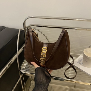 Sac demi-lune en daim marron foncé avec lettres dorées et design rétro élégant 2024