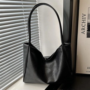 Grand sac fourre-tout noir minimaliste en simili cuir avec fines bandoulières pour le bureau
