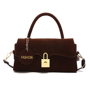 Sac à bandoulière en daim marron foncé vintage avec boucle dorée et pendentif mode
