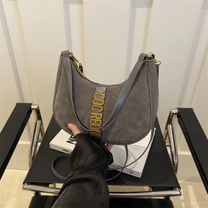 Sac bandoulière en daim gris avec lettres dorées et design vintage tendance