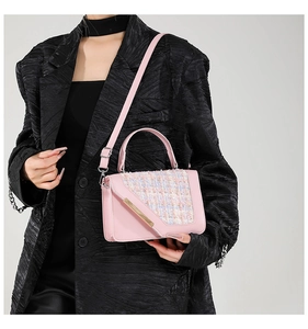 Borsa a tracolla rosa con patta in tweed colorato e metallo dorato su modella in nero