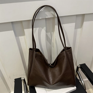 Grand sac cabas minimaliste en cuir souple marron foncé pour le travail et le quotidien