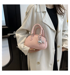 Mini sac bowling rose avec texture cuir litchi, chaîne argentée et charm chien