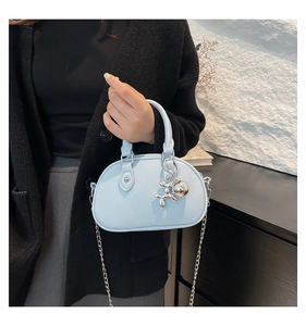 Mini sac coquille bleu clair avec texture grainée et charmant détail de chien ballon