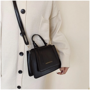 Détail du sac bandoulière noir avec lettrage JINGPINPIJU doré et poignée élégante