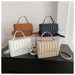 Gesteppte kleine quadratische Taschen in Braun Schwarz Weiß Beige mit Goldbeschlägen