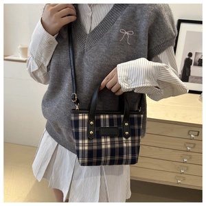 Borsa tote a quadri blu e beige con manici in pelle nera e dettagli con rivetti dorati