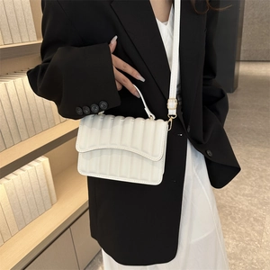 Weiße Umhängetasche mit Faltenoptik, Obergriff und goldenen Details im Minimal-Stil