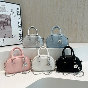 Sac À Main Femme Mini Sac Bowling Cuir PU Texture Litchi Sac Bandoulière Avec Chaîne Argentée Et Pendentif Animal En Métal