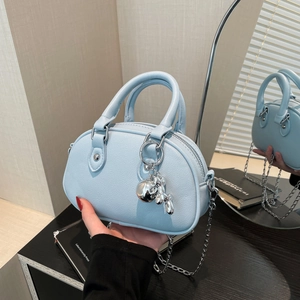 Sac à main bowling bleu clair avec bandoulière chaîne argentée et charm chien ballon