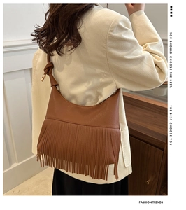 Bolso de hombro marrón con flecos de piel sintética texturizada y detalle de correa nudo