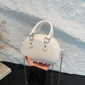 Sac bandoulière blanc en cuir grainé forme coquille avec chaîne argentée et anses