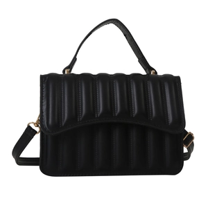 Minimalistische schwarze Stepptasche mit goldenen Akzenten und verstellbarem Schultergurt