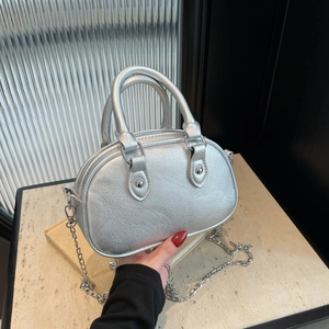 Sac bandoulière argenté chic avec fini métallique et bandoulière en chaîne
