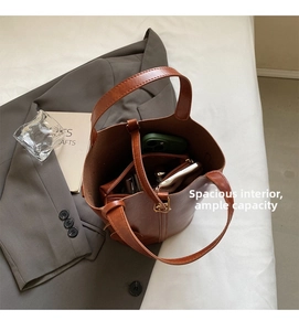 Vue de dessus du sac seau en cuir PU marron montrant sa grande capacité intérieure