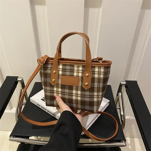Borsa tote scozzese stile britannico con finiture in pelle e tracolla regolabile