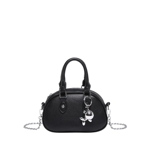 Sac bandoulière noir en cuir texturé avec pendentif lapin et bandoulière en chaîne