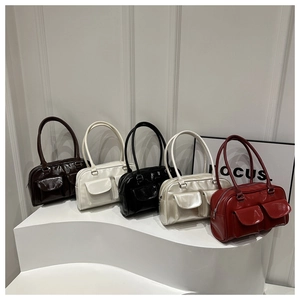 Collection of retro glossy patent leather shoulder bags in five classic autumn colors