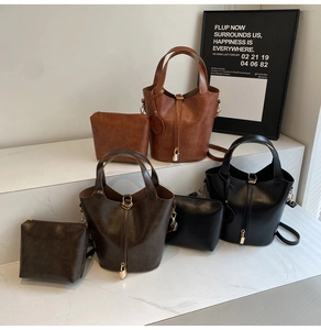 Trois sacs seau en cuir marron, café et noir avec pochettes intérieures assorties