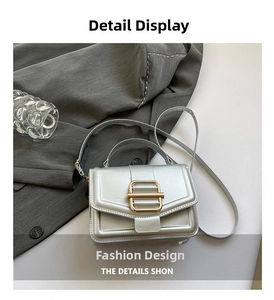 Détail d'un sac à main carré argenté métallisé avec rabat enveloppe et boucle en métal