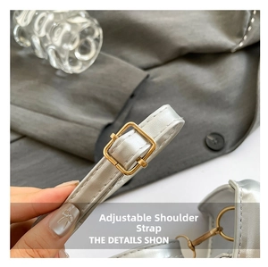 Détail de la bandoulière réglable argent mat avec boucle carrée dorée de style vintage