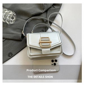 Détail du petit sac bandoulière argenté avec boucle dorée et téléphone de référence