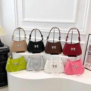 Sac à Épaule Croissant Minimaliste pour Femmes en Cuir PU de Qualité Sac Hobo Sous le Bras Avec Détail Nœud en Métal