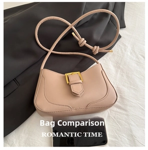 Vue de dessus du mini sac porté épaule en cuir rose avec boucle dorée et taille de téléphone