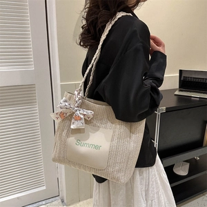 Sac fourre-tout tissé d'été avec foulard en soie et bretelles contrastées pour femmes