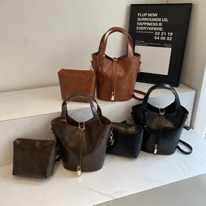 Ensemble de sacs seaux vintage en cuir avec pochette assortie et détails dorés en trois tons